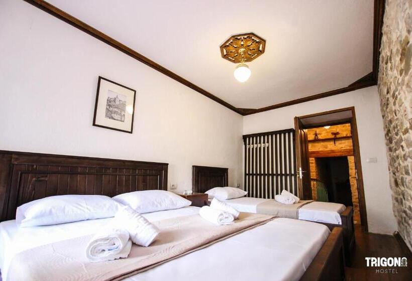 اتاق استاندارد سه تخته با بالکن, Trigona Hostel