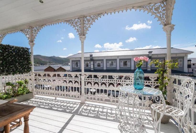 جناح مزوَّد بشرفة, The Willets Boutique