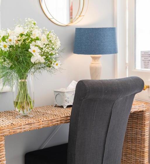 جناح مزوَّد بشرفة, The Willets Boutique