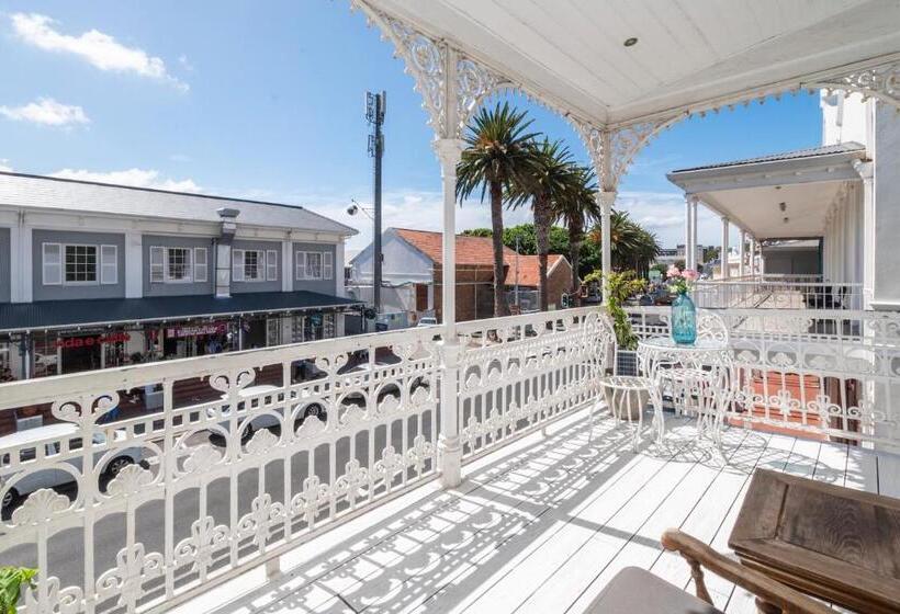 جناح مزوَّد بشرفة, The Willets Boutique