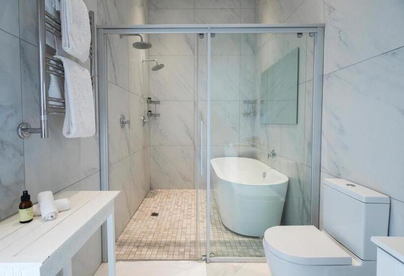 جناح مزوَّد بشرفة, The Willets Boutique