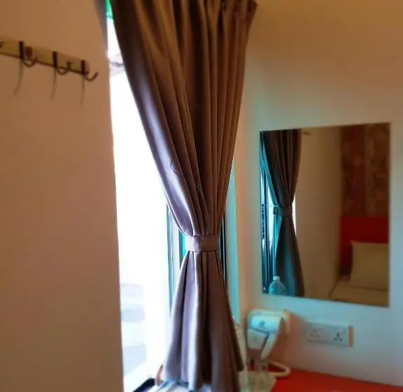 اتاق لوکس سه تخته, Teruntum 96 Guesthouse