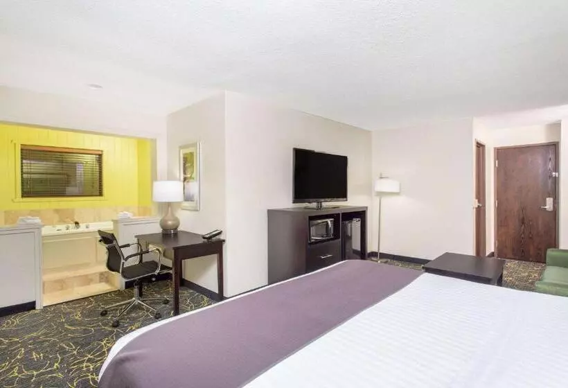 キングサイズベッドのスイートルーム, Americinn And Suites By Wyndham Delafield Waukesha Milwaukee