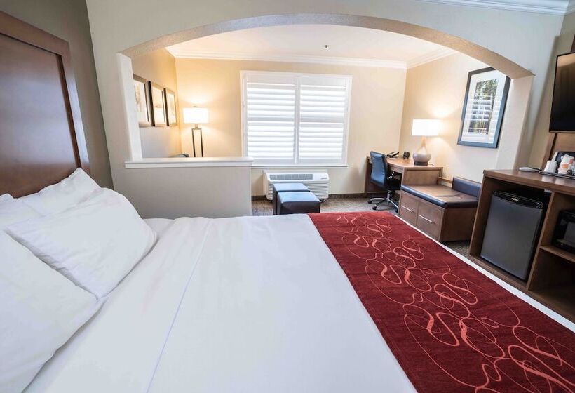 Люкс, Comfort Suites Fresno River Park