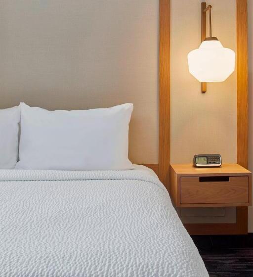 מיטת קינג בסוויטה, Fairfield Inn & Suites By Marriott Albany Airport