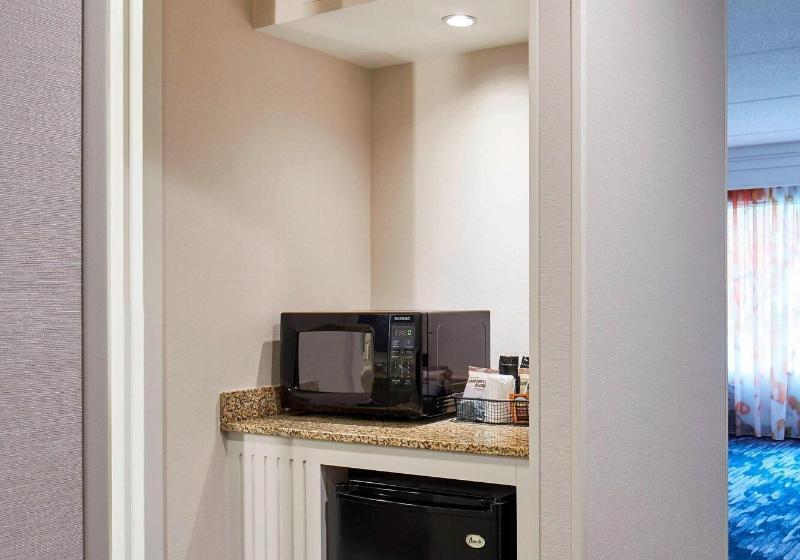 מיטת קינג בסוויטה, Fairfield Inn & Suites By Marriott Albany Airport