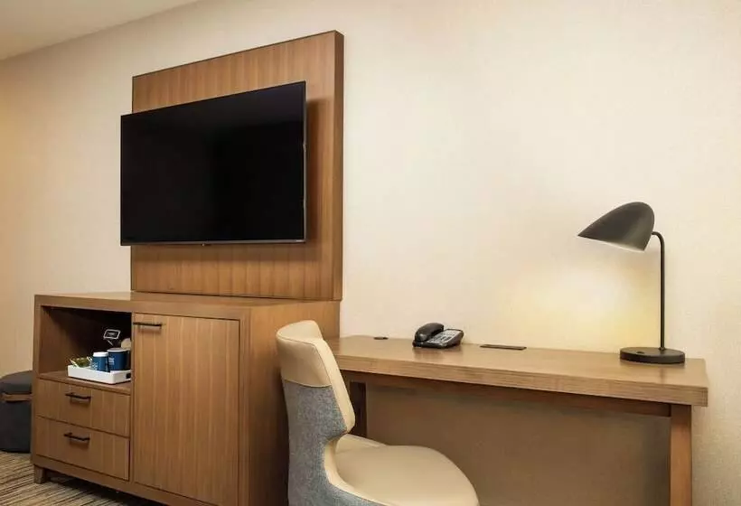 سوییت, Four Points By Sheraton Downtown Seattle Center