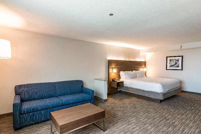 带大床的套房, Holiday Inn Express & Suites Camarillo, An Ihg