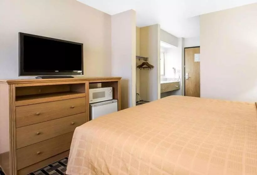 キングサイズベッドのスタンダードルーム, Quality Inn Mauston I 90