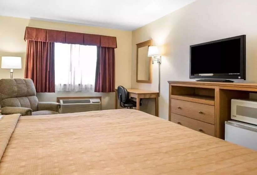 キングサイズベッドのスタンダードルーム, Quality Inn Mauston I 90
