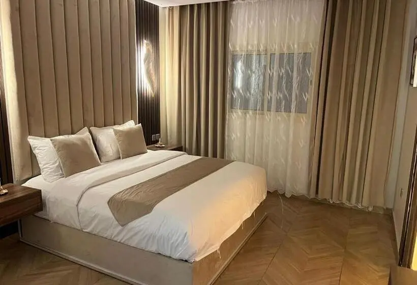 سوییت لوکس, Nourth House Apart