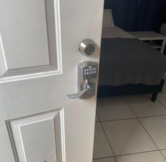 １ベッドルームハウス, The Village