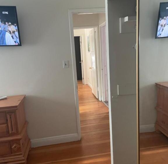 ２ベッドルームハウス, The Village