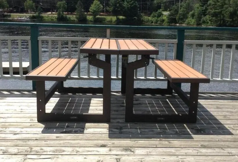 キングサイズベッドのスイートルーム, Algonquin Lakeside Inn