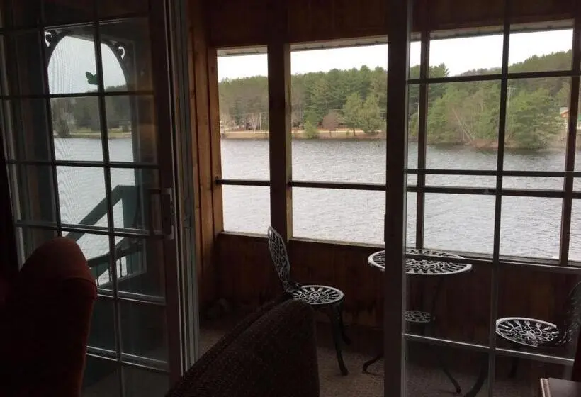 キングサイズベッドのスイートルーム, Algonquin Lakeside Inn