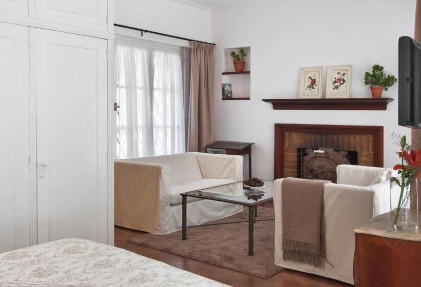 بنجلو قياسى, La Petite Maison San Isidro