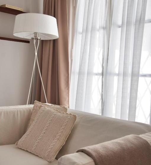 بنجلو قياسى, La Petite Maison San Isidro