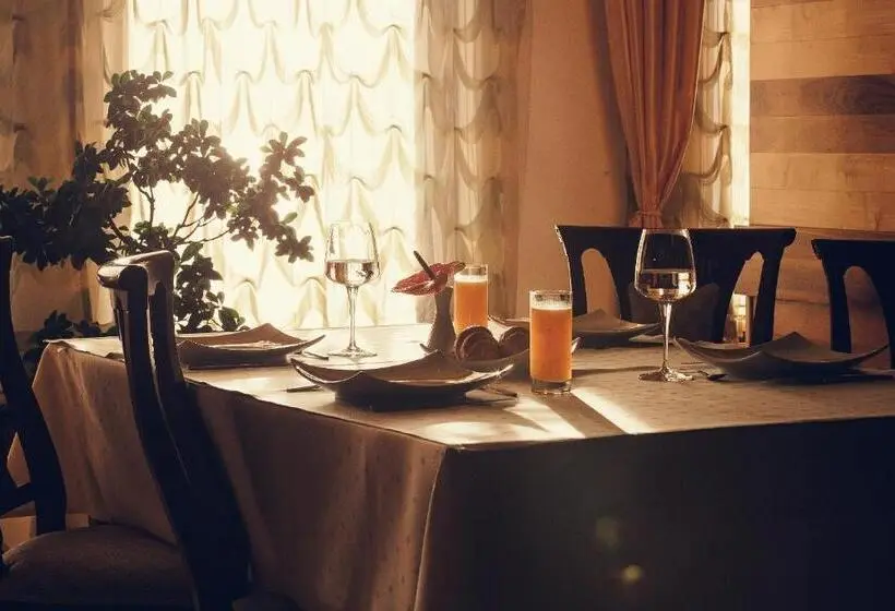 سوییت لوکس, Denisa Boutique