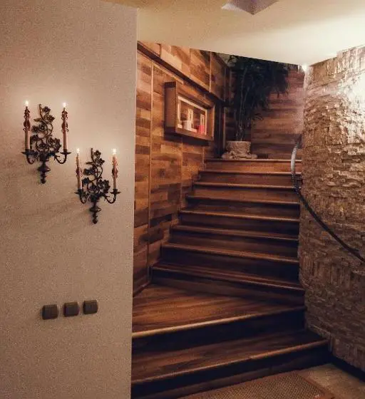 سوییت جونیور سوپریور, Denisa Boutique