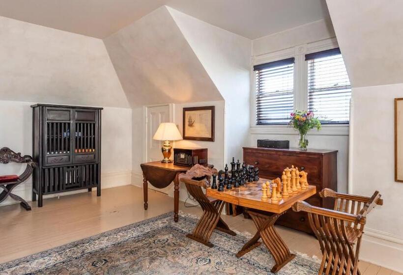 标准三人间, Chateau Tivoli Bed And Breakfast