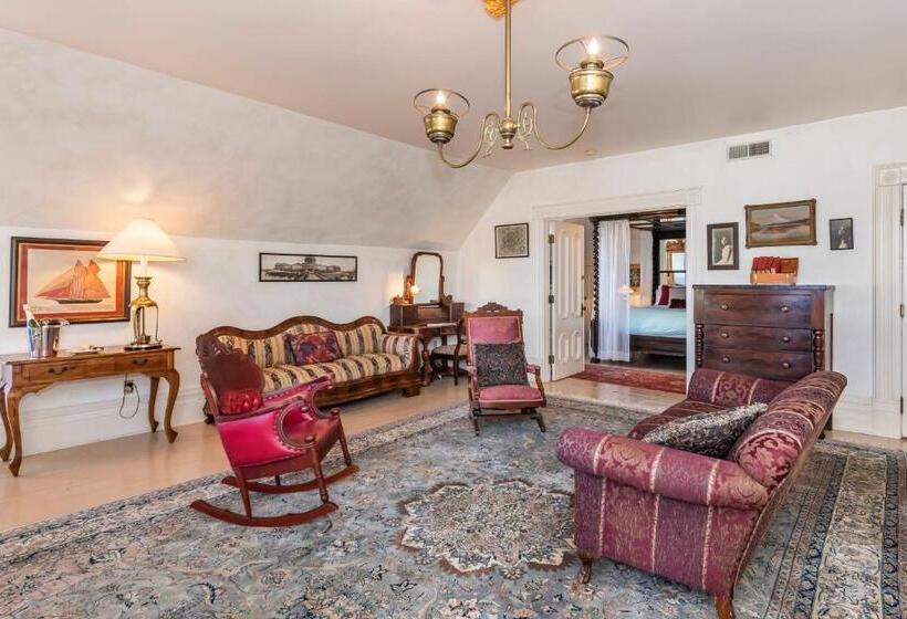 标准三人间, Chateau Tivoli Bed And Breakfast