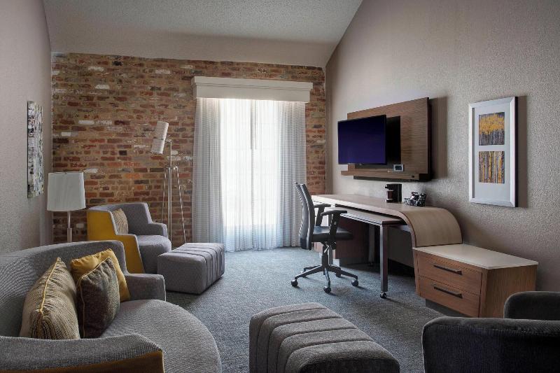 سوئیت با تخت بزرگ, Courtyard By Marriott New Orleans Warehouse Arts District