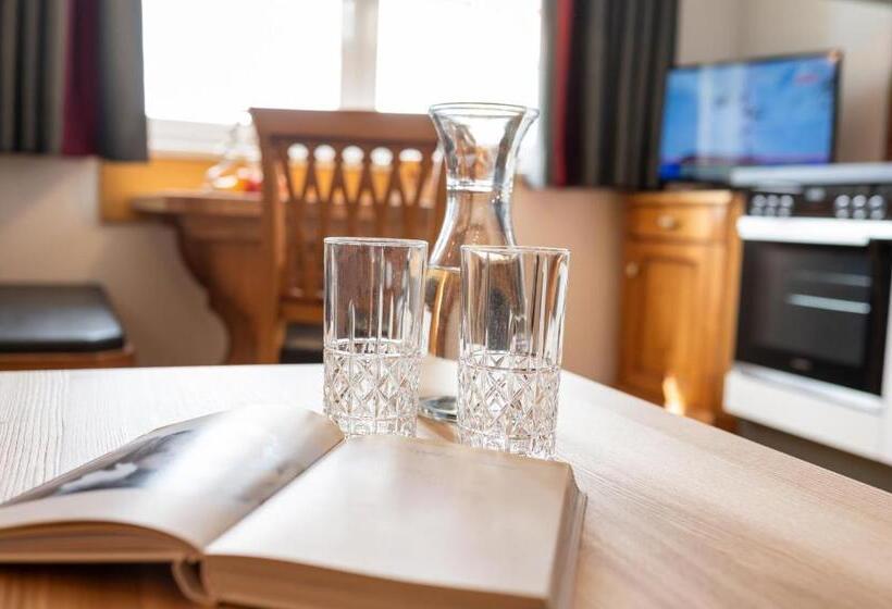 דירת חדר, Almschlössl & Schrotteralm