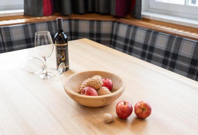 דירת שלושה חדרים, Almschlössl & Schrotteralm