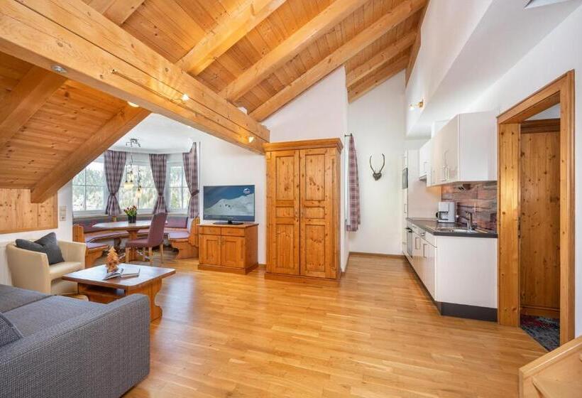 דירת שלושה חדרים, Almschlössl & Schrotteralm