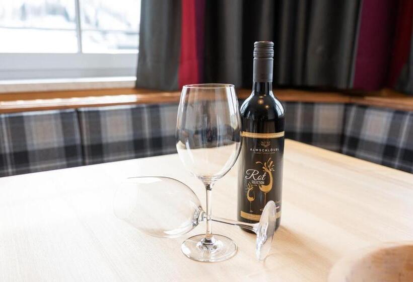 דירת שלושה חדרים, Almschlössl & Schrotteralm