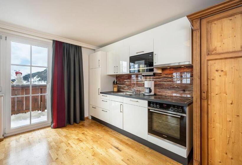 דירת שלושה חדרים, Almschlössl & Schrotteralm