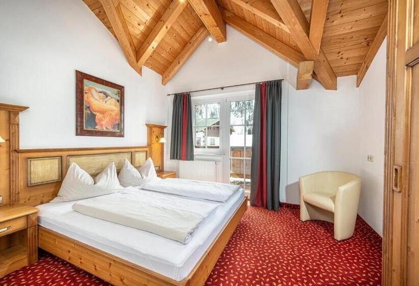 דירת שלושה חדרים, Almschlössl & Schrotteralm