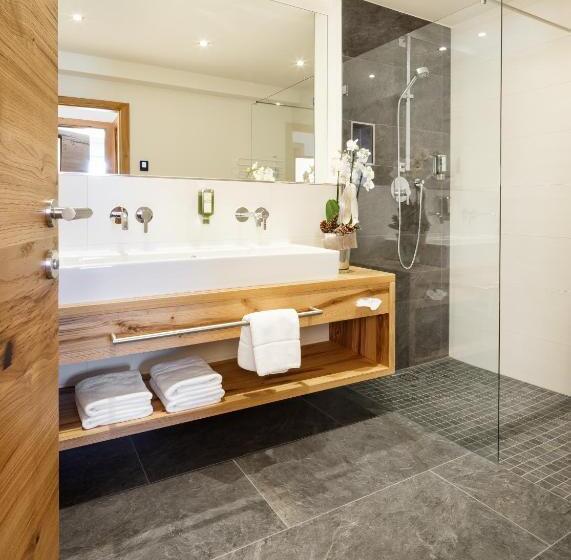 דירת שלושה חדרים, Almschlössl & Schrotteralm