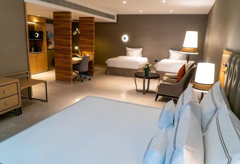 اتاق خانوادگی, Grand Cosmopolitan