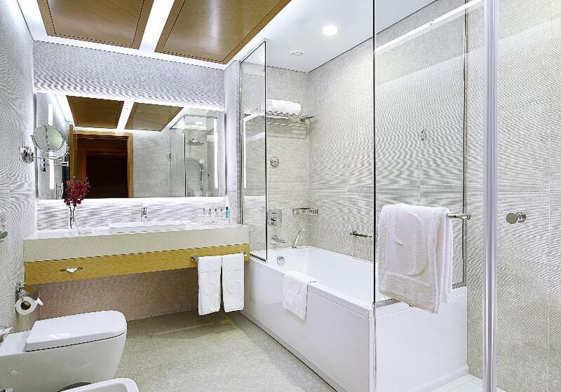 اتاق خانوادگی, Grand Cosmopolitan