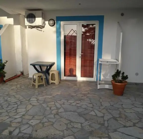 اتاق خانوادگی, Rooms And Apartments Analipsi