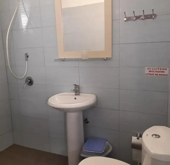اتاق خانوادگی, Rooms And Apartments Analipsi