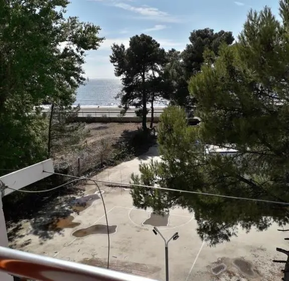 اتاق خانوادگی با چشم‌انداز دریا, Rooms And Apartments Analipsi