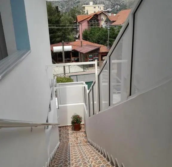 اتاق خانوادگی با چشم‌انداز دریا, Rooms And Apartments Analipsi