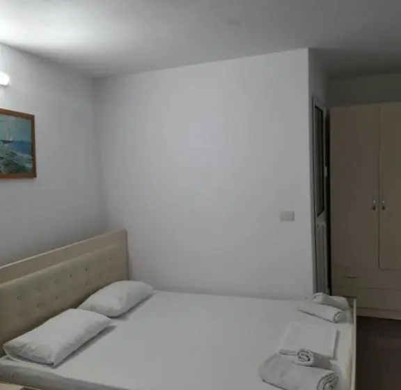 اتاق اکونومی, Rooms And Apartments Analipsi
