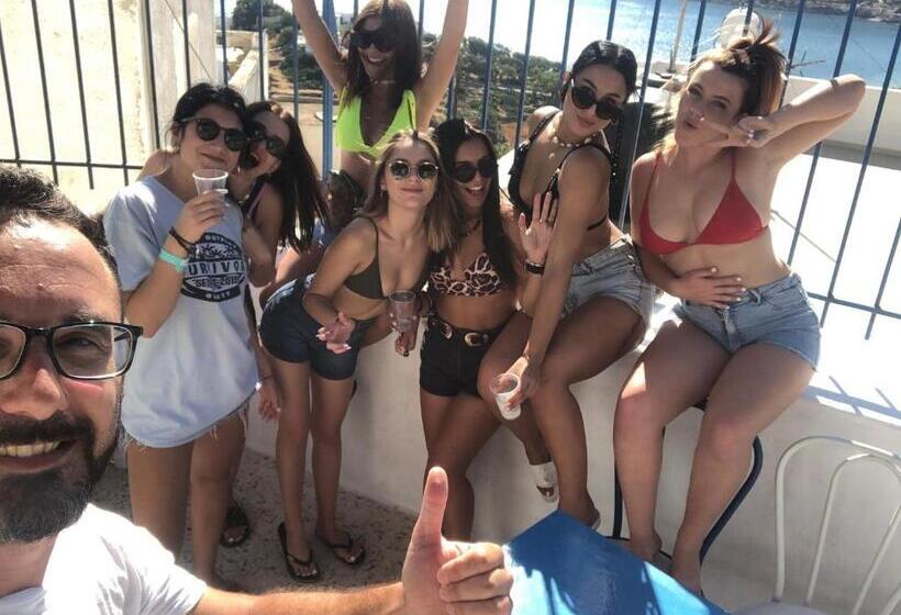 اتاق خانوادگی, Grandma Vasiliki Rooms To Let