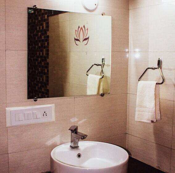 Chambre Deluxe, Charan Kamal