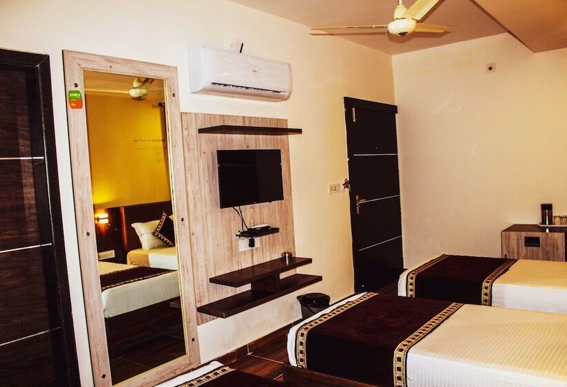 Chambre Triple Standard, Charan Kamal