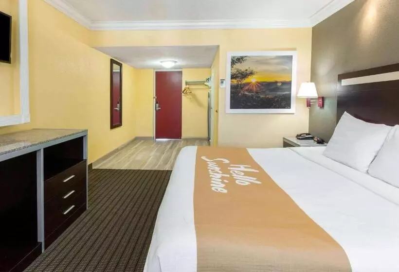 身障者適用キングサイズベッドルーム, Days Inn By Wyndham Nanuet / Spring Valley