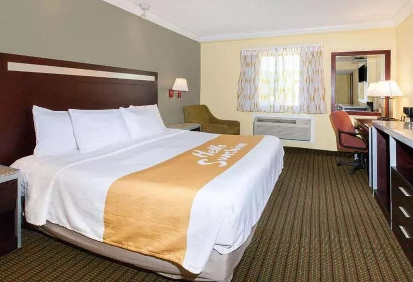 身障者適用キングサイズベッドルーム, Days Inn By Wyndham Nanuet / Spring Valley