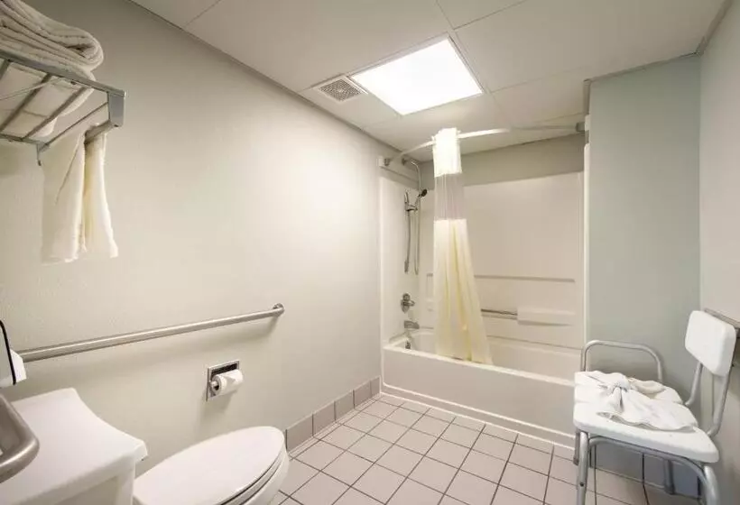 身障者適用キングサイズベッドルーム, Days Inn & Suites By Wyndham Jekyll Island