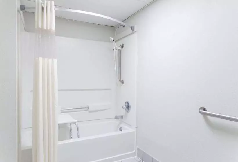 身障者適用キングサイズベッドルーム, Days Inn & Suites By Wyndham Jekyll Island