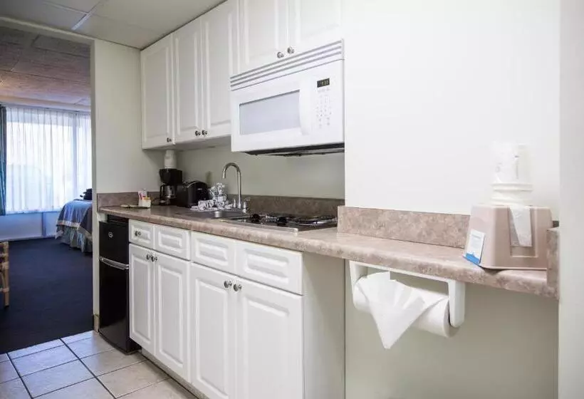 キングサイズベッドのスイートルーム, Days Inn & Suites By Wyndham Jekyll Island