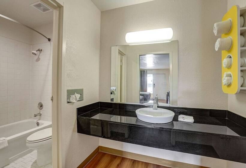 장애인용 디럭스룸, Econo Lodge