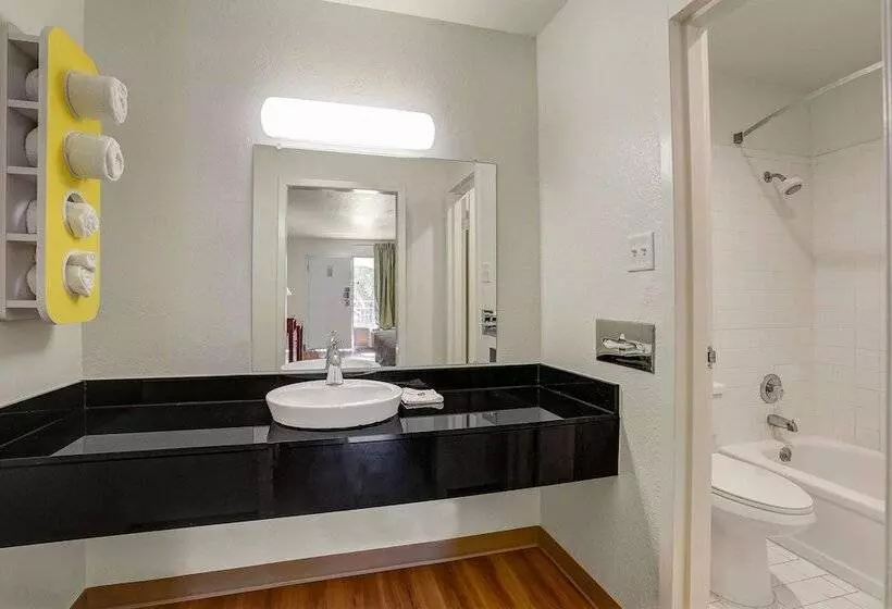 Deluxe-huone Soveltuu Liikuntarajoitteisille, Econo Lodge